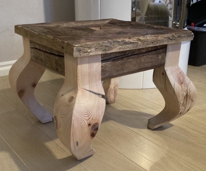 Sofabord med kraftige bein