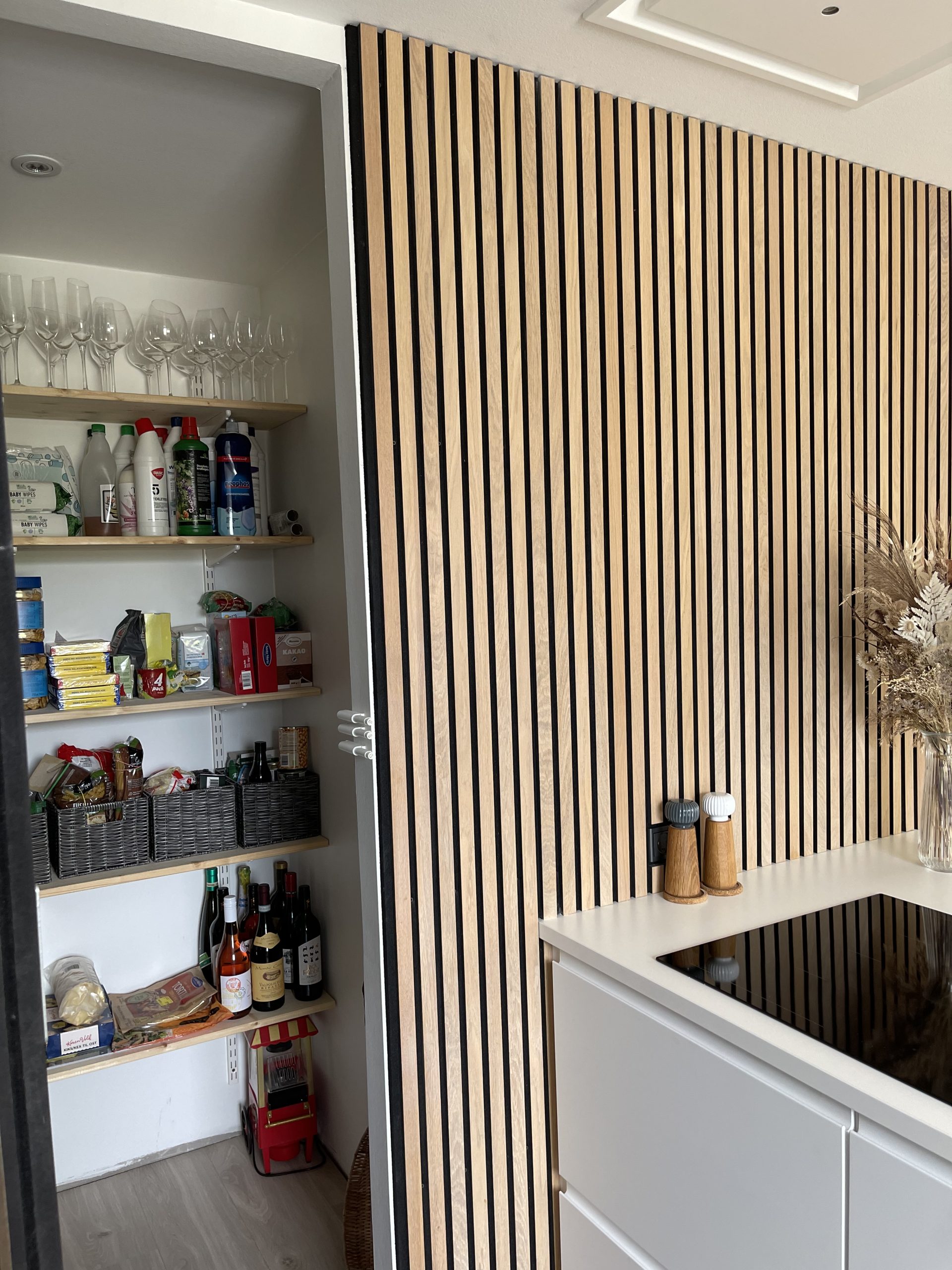 Skjult matbod med trepanel