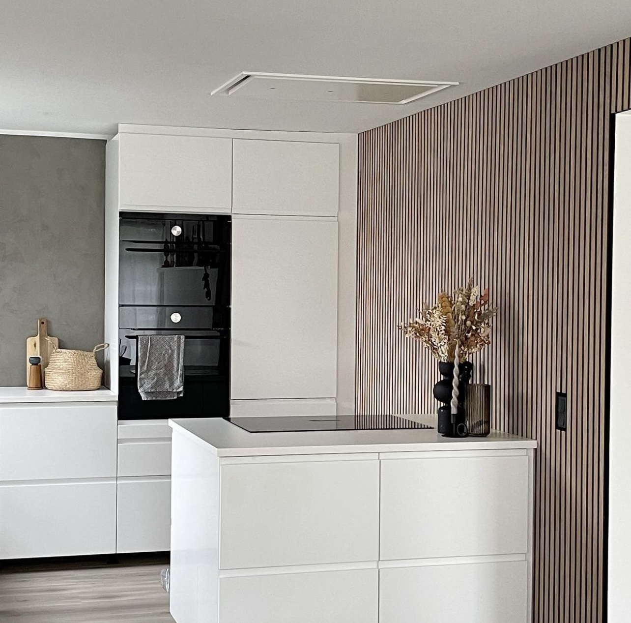 Skjult matbod med trepanel