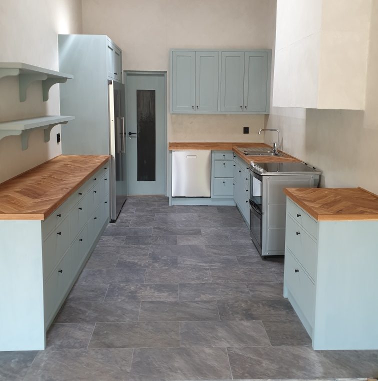 Fiskebeinsbenkeplate til kjøkkenet