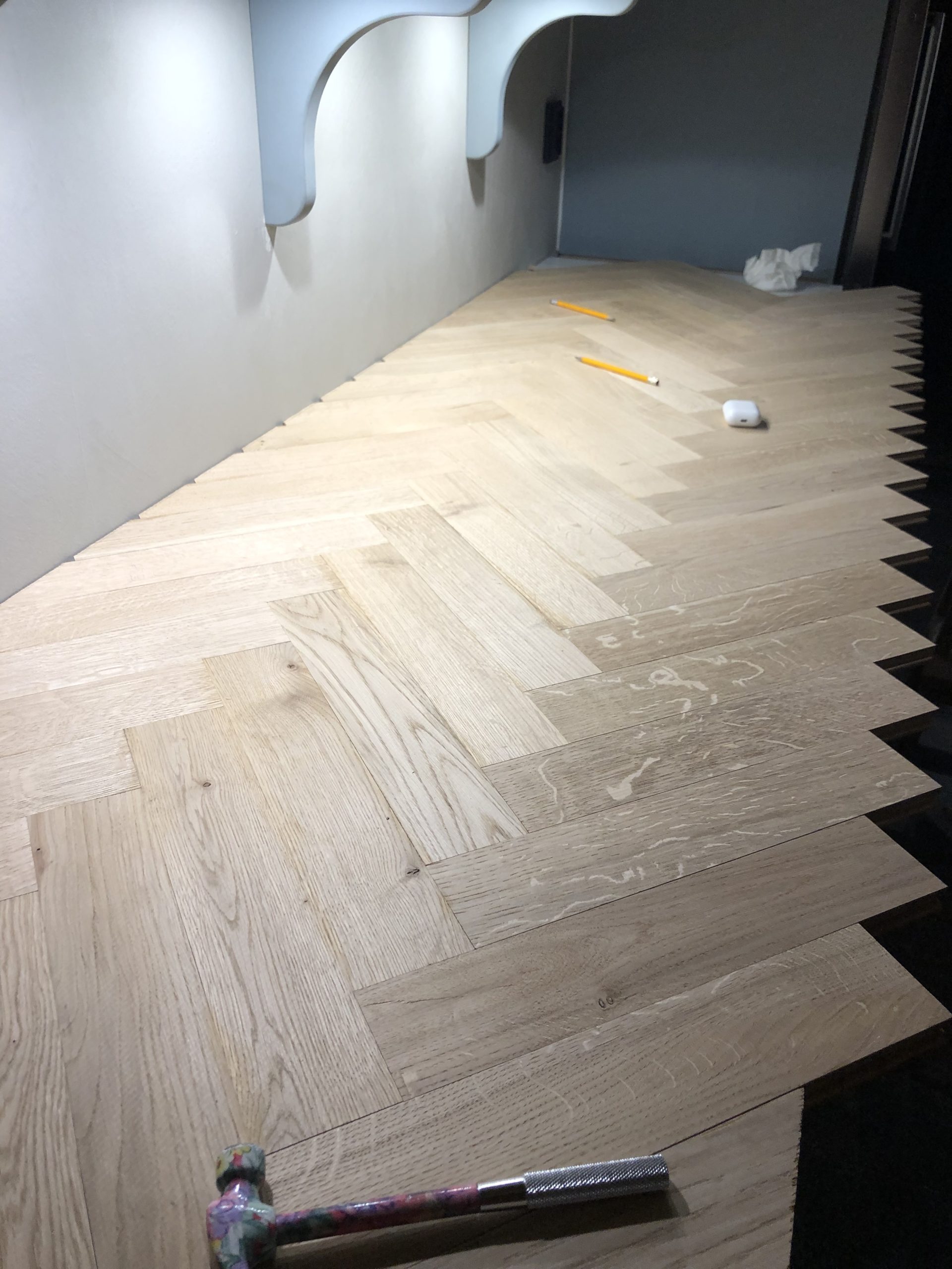 Fiskebeinsbenkeplate til kjøkkenet