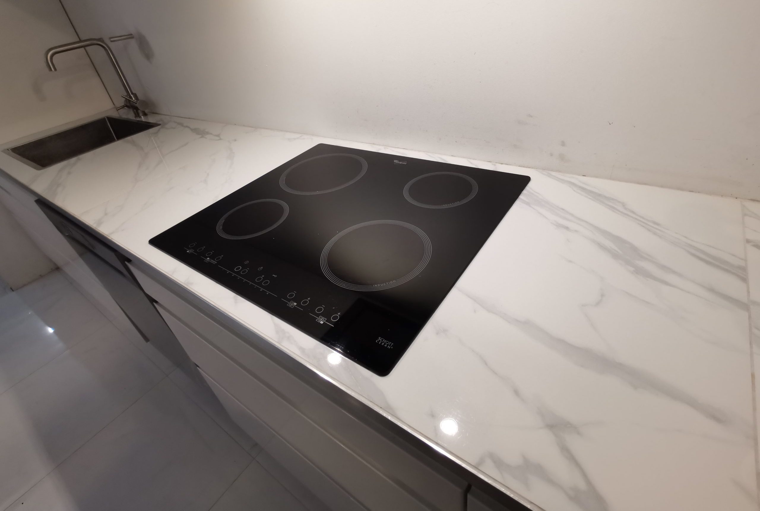 Benkeplate av fliser