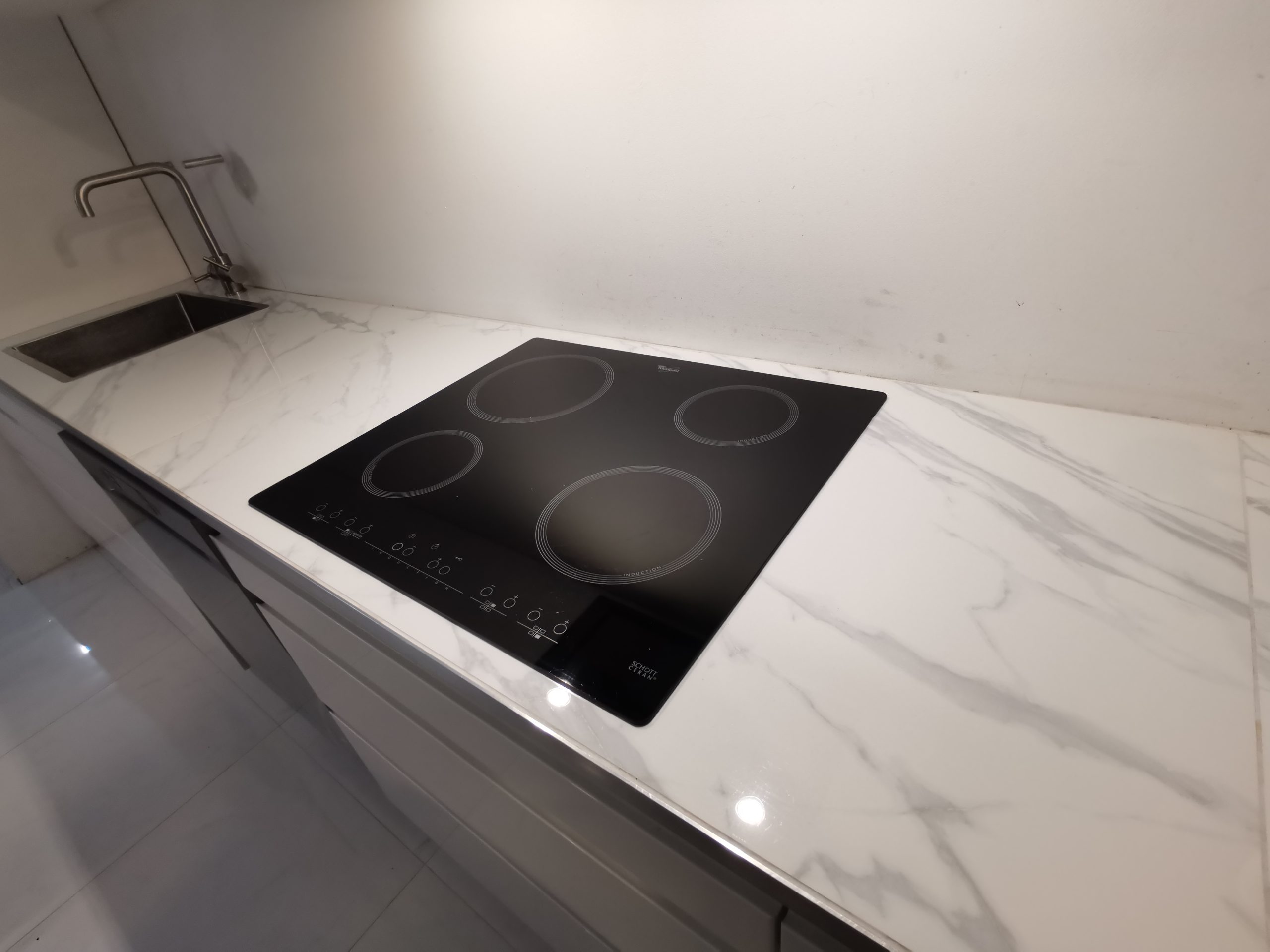 Keittiön pöytälevy laatoista