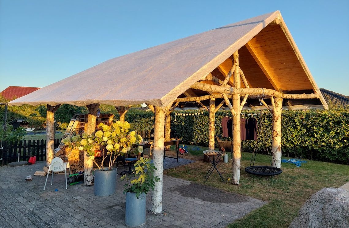 Överbyggd terrass av björk