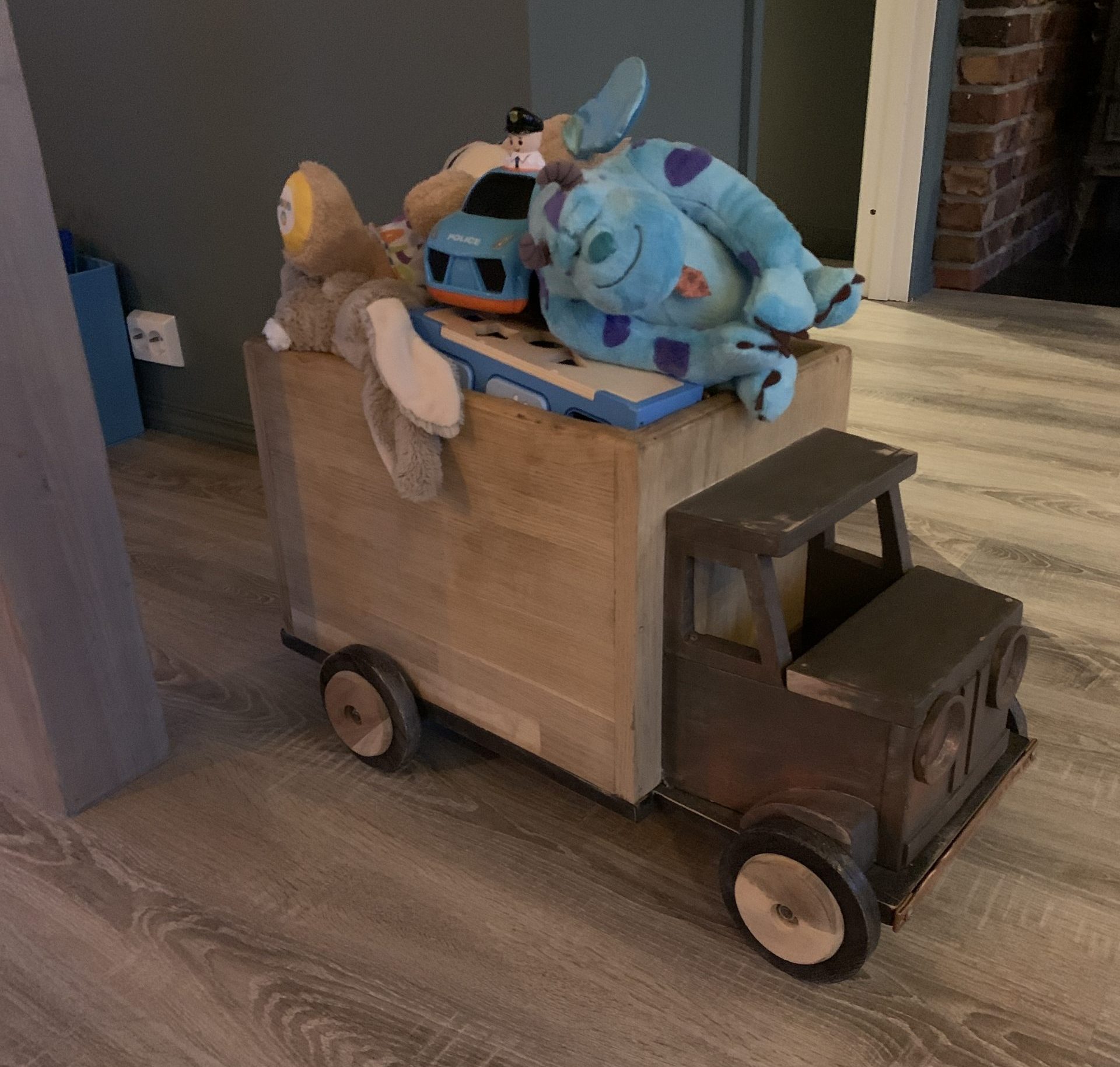 Opbevaringskasse som legebil