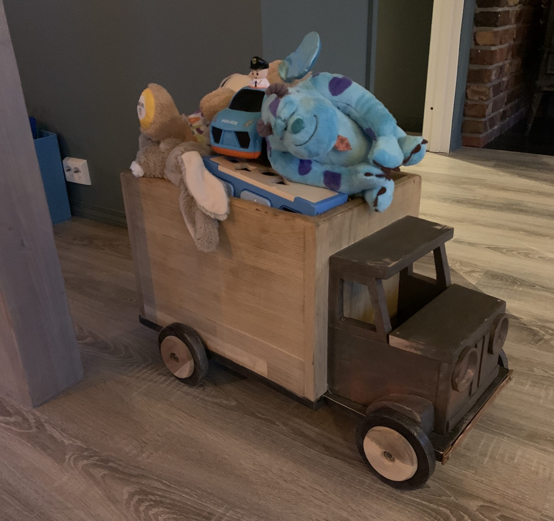 Oppbevaringskasse som lekebil