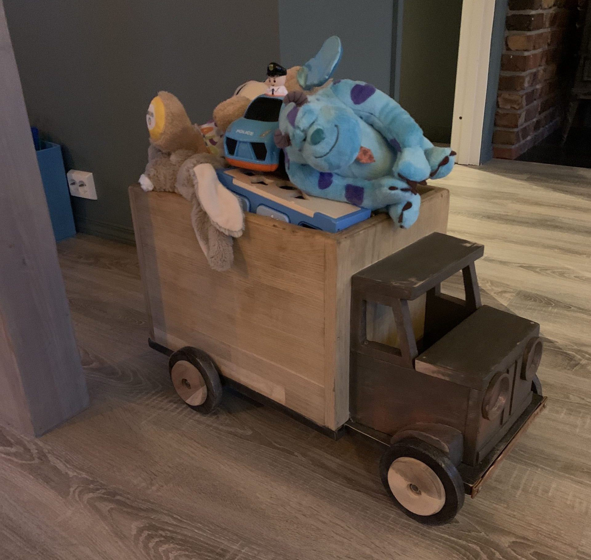 Förvaringslåda som leksaksbil