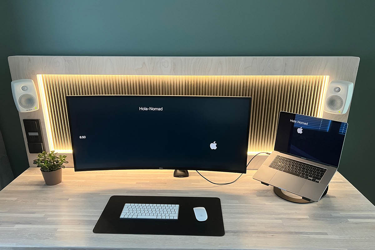 Elegant vegg bak skrivebordet