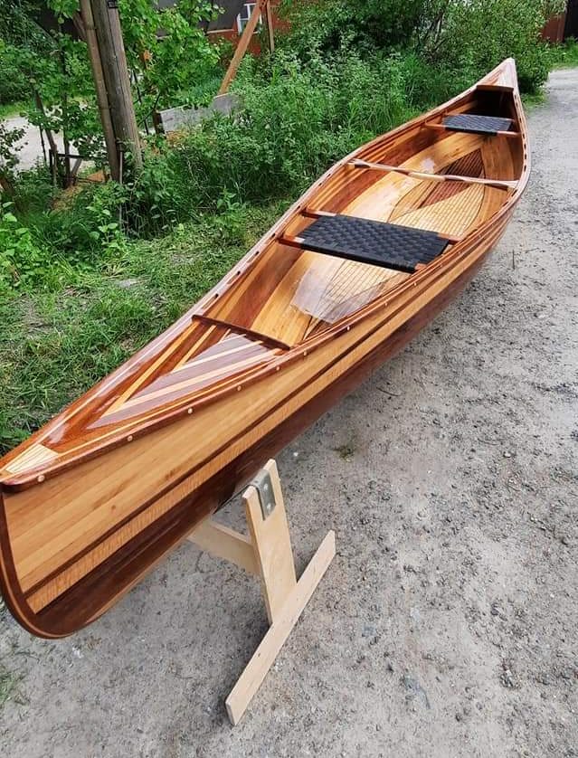 Eri puulajeista tehty kanootti