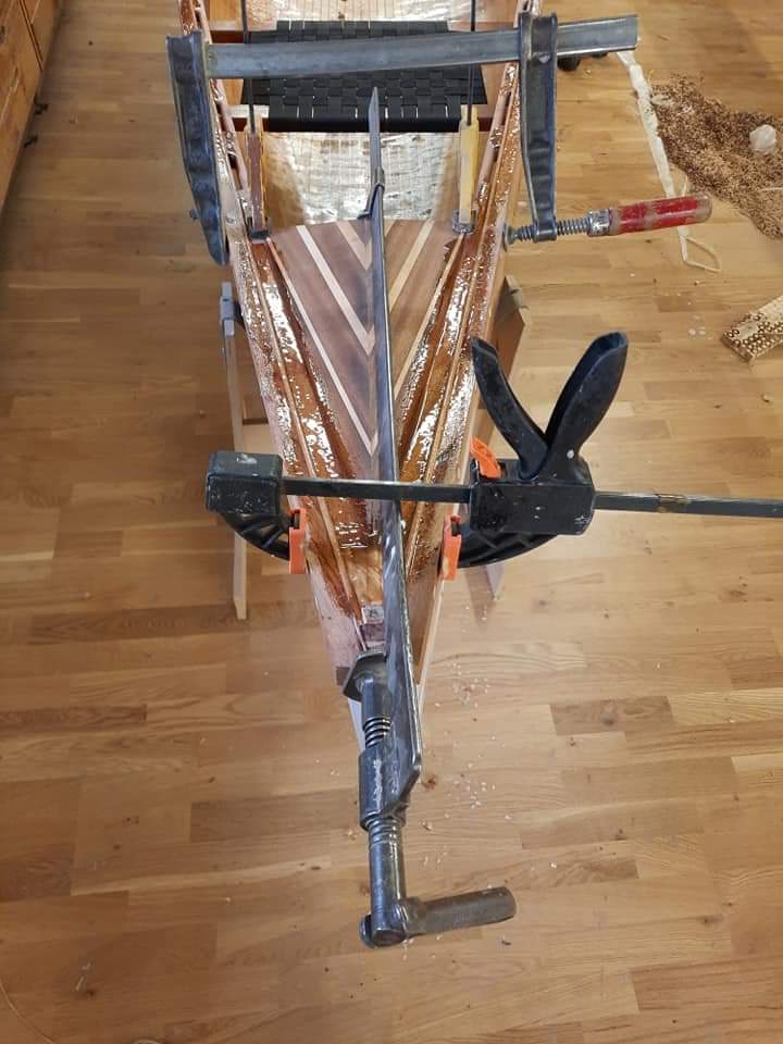 Kano bygget af forskellige træsorter