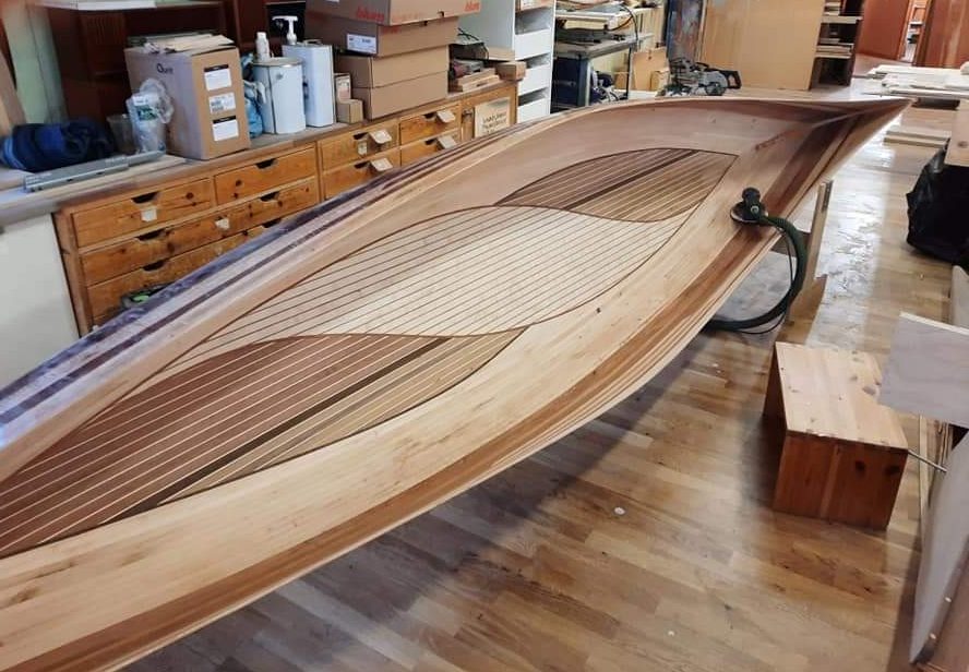 Eri puulajeista tehty kanootti