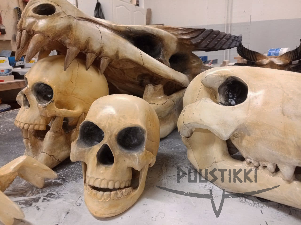 Dekoreret tv-bord med plads til højtalere