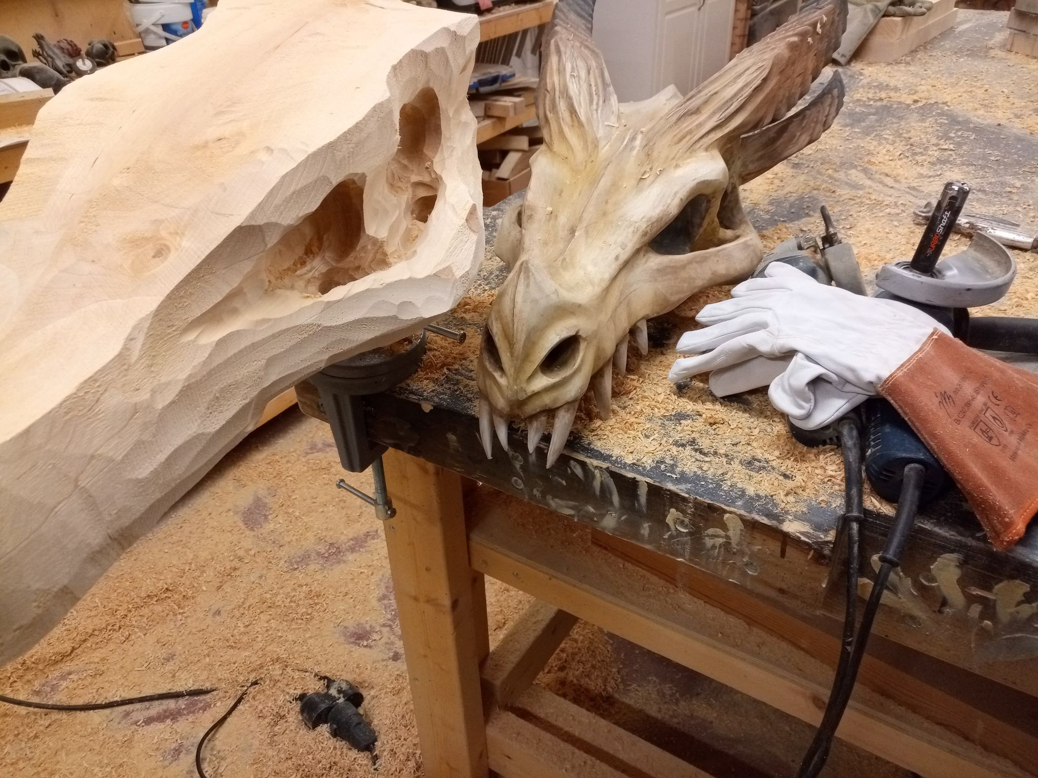 Dekoreret tv-bord med plads til højtalere