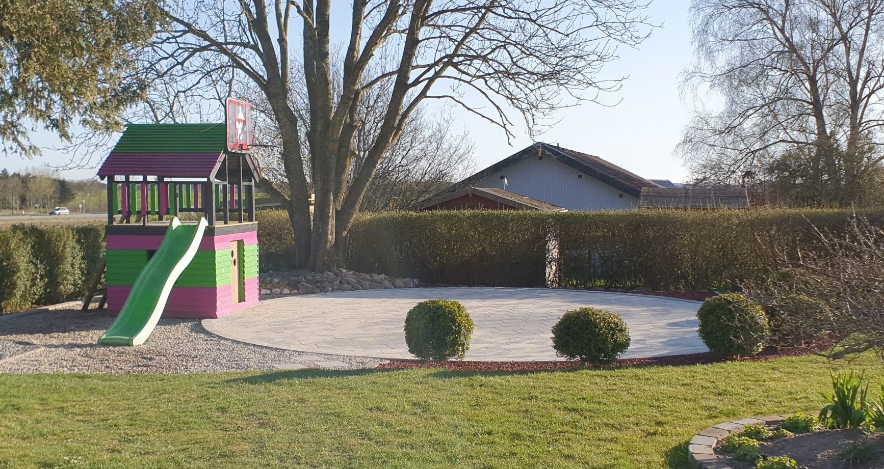Fliseterrasse med basketballbane