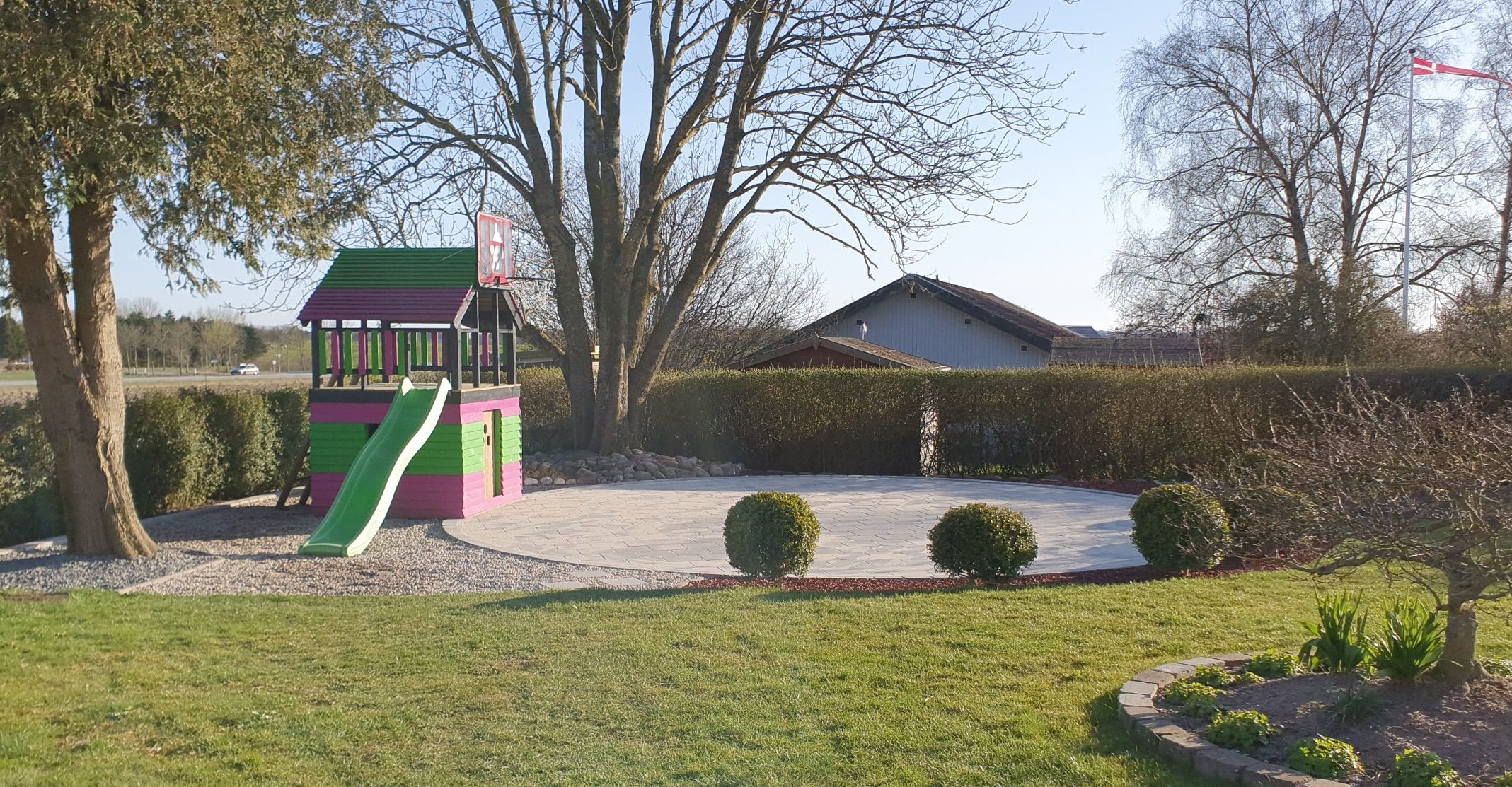 Steinterrasse med basketballbane