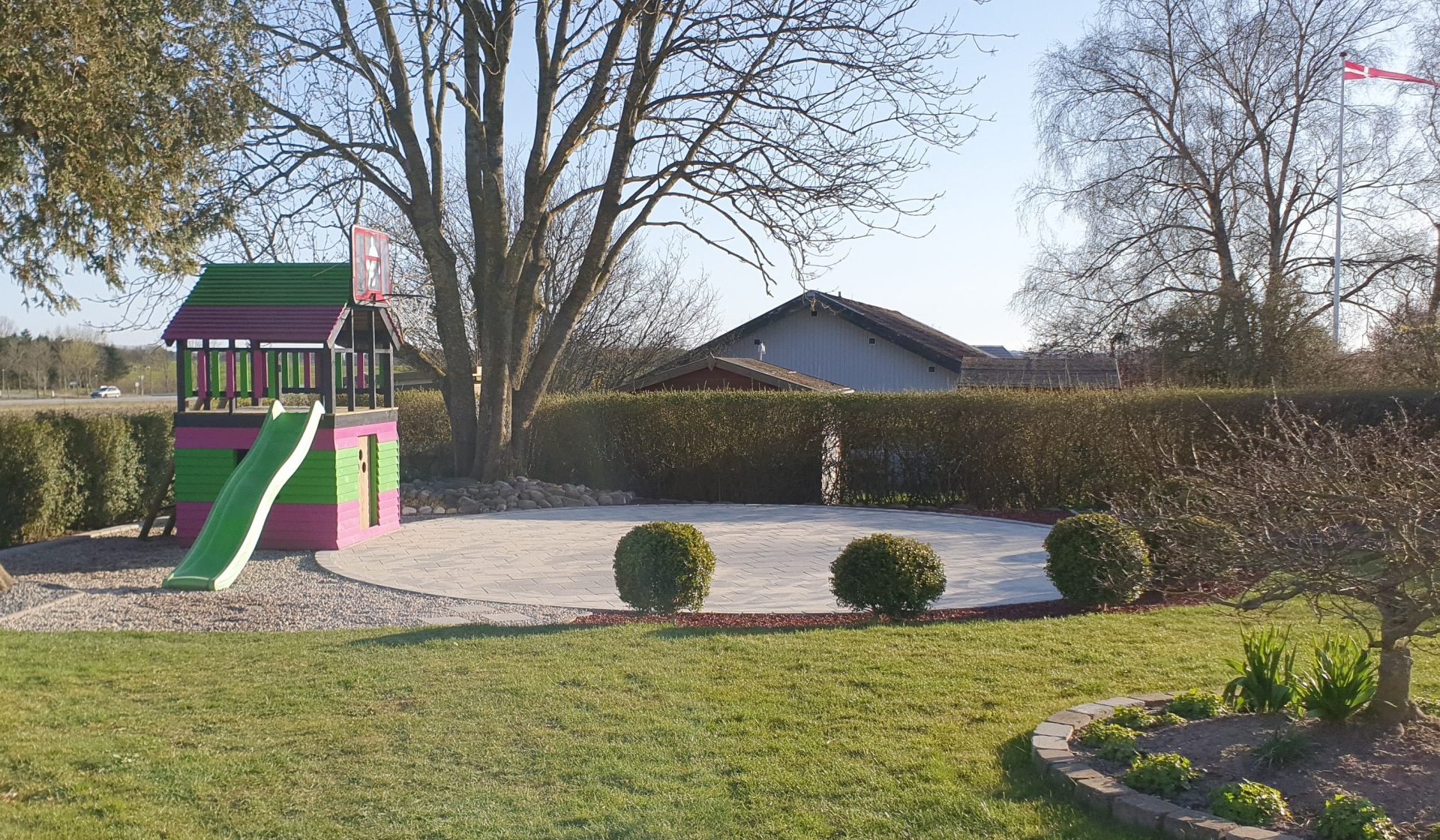 Stenterrass med basketplan