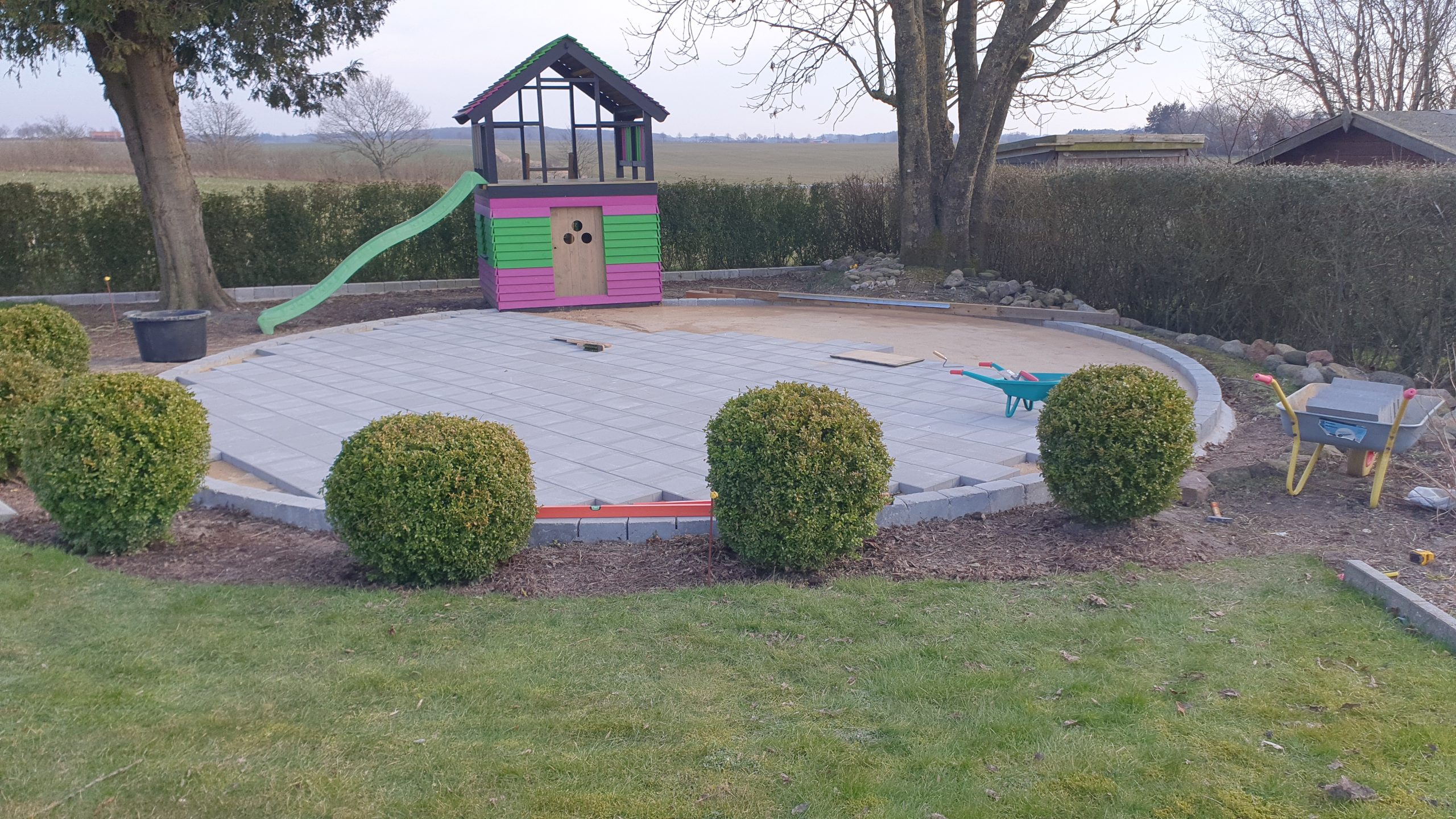 Fliseterrasse med basketballbane