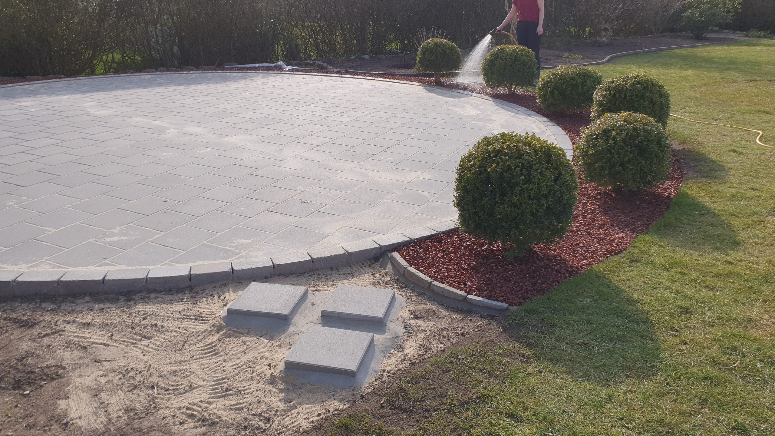 Fliseterrasse med basketballbane