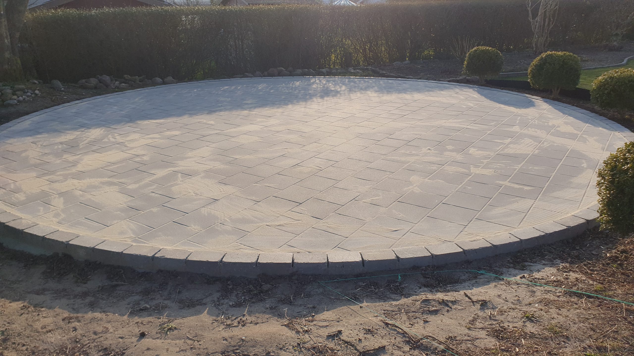 Fliseterrasse med basketballbane