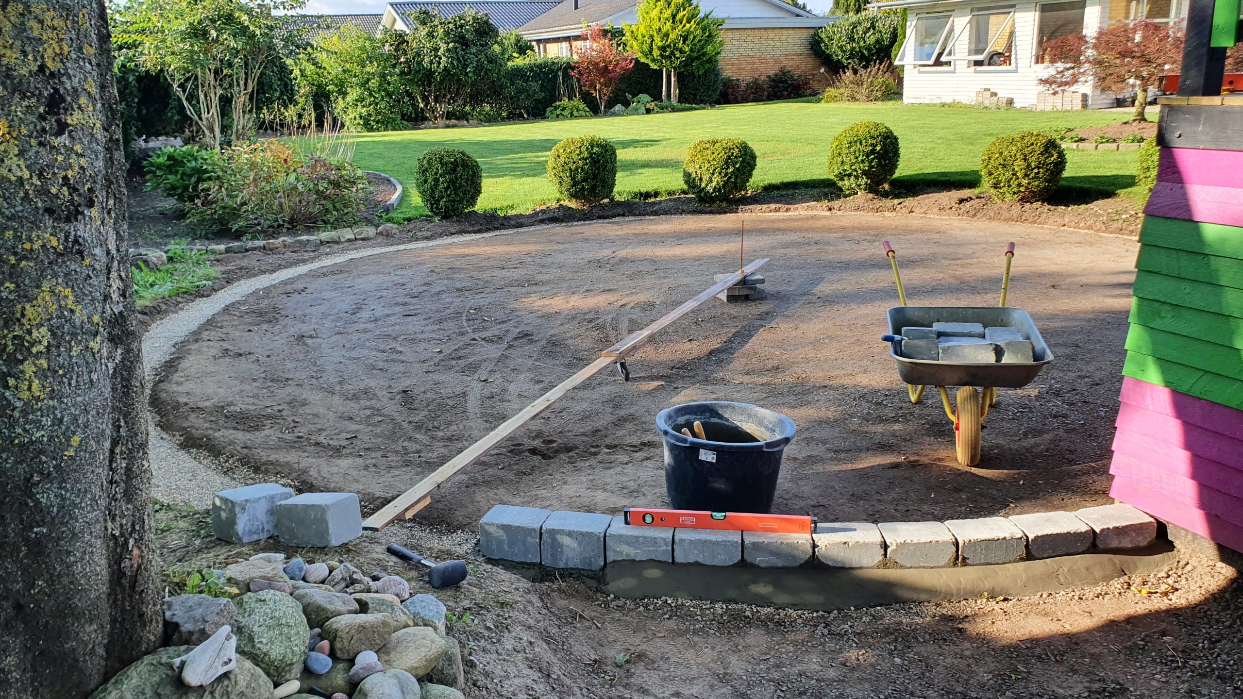 Fliseterrasse med basketballbane