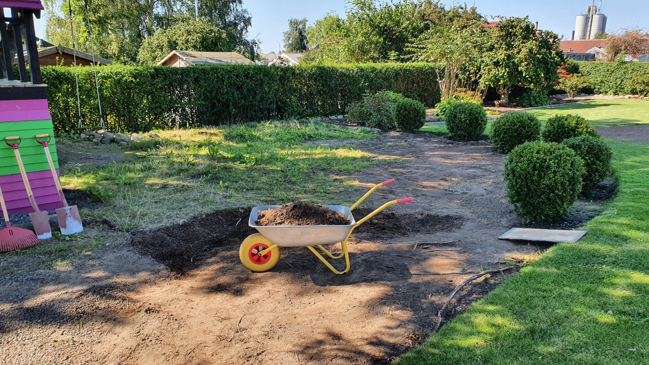 Fliseterrasse med basketballbane