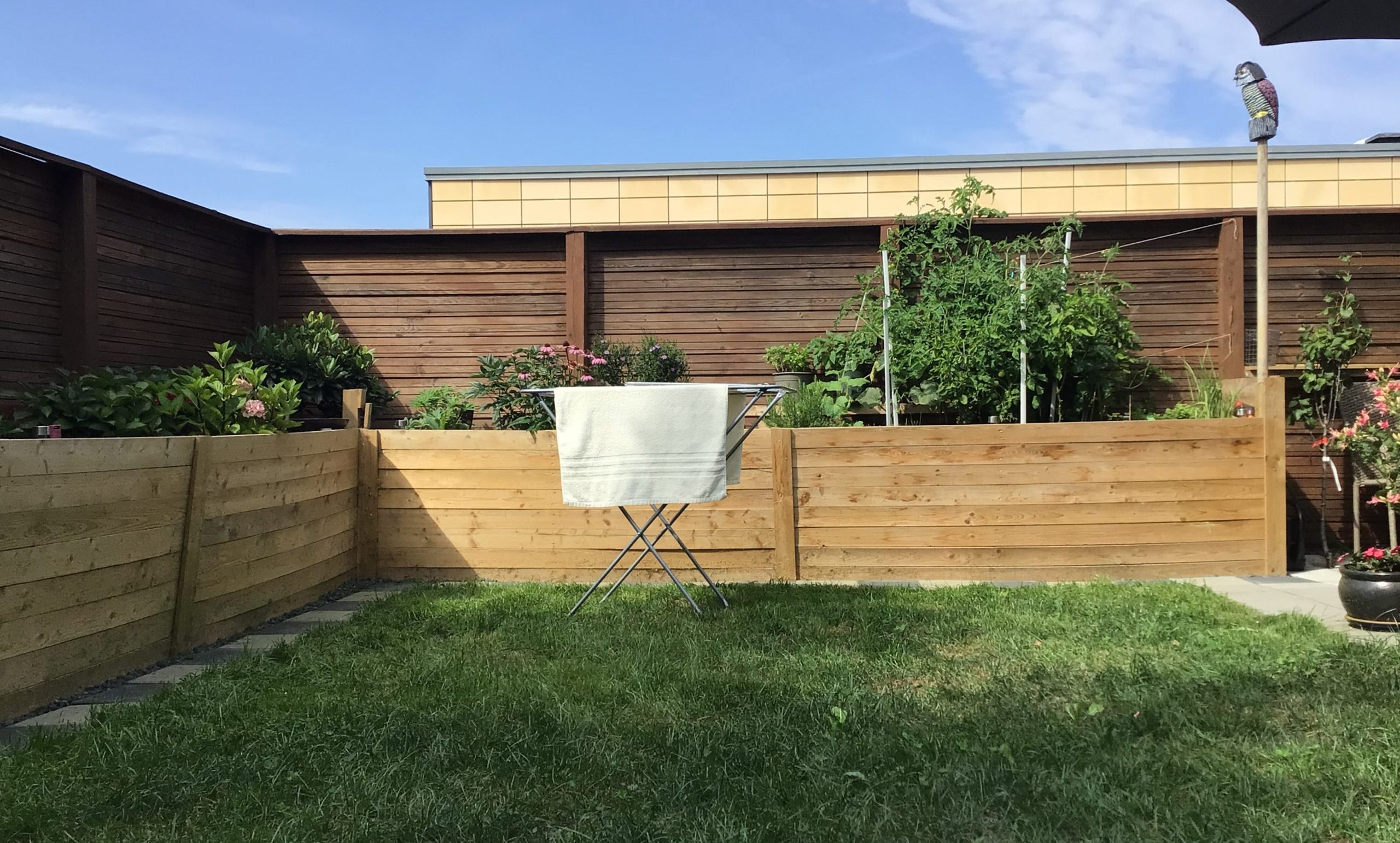 Steinbelegning med høybed