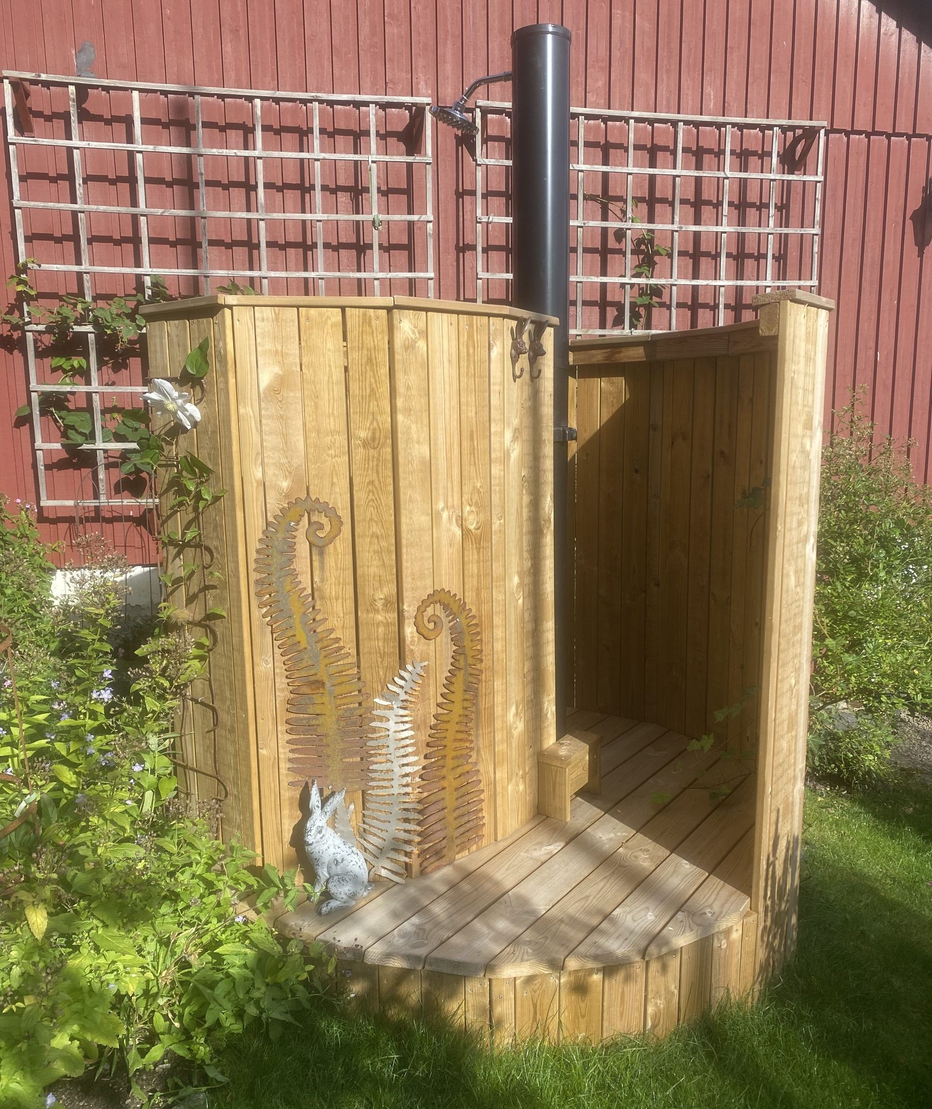 Gammal brunn omgjord till utomhusdusch