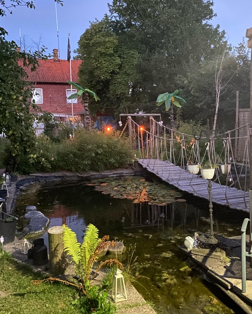 Puutarha kierrätysmateriaaleista