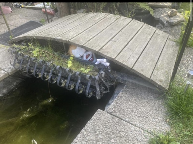 Puutarha kierrätysmateriaaleista