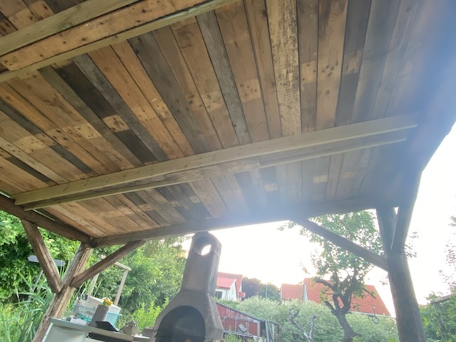 Puutarha kierrätysmateriaaleista