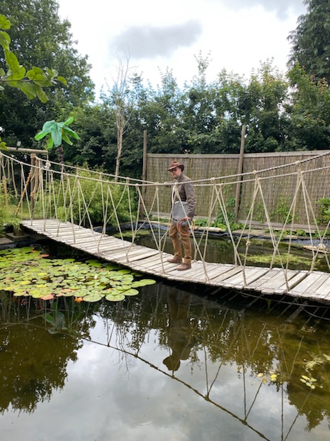 Puutarha kierrätysmateriaaleista