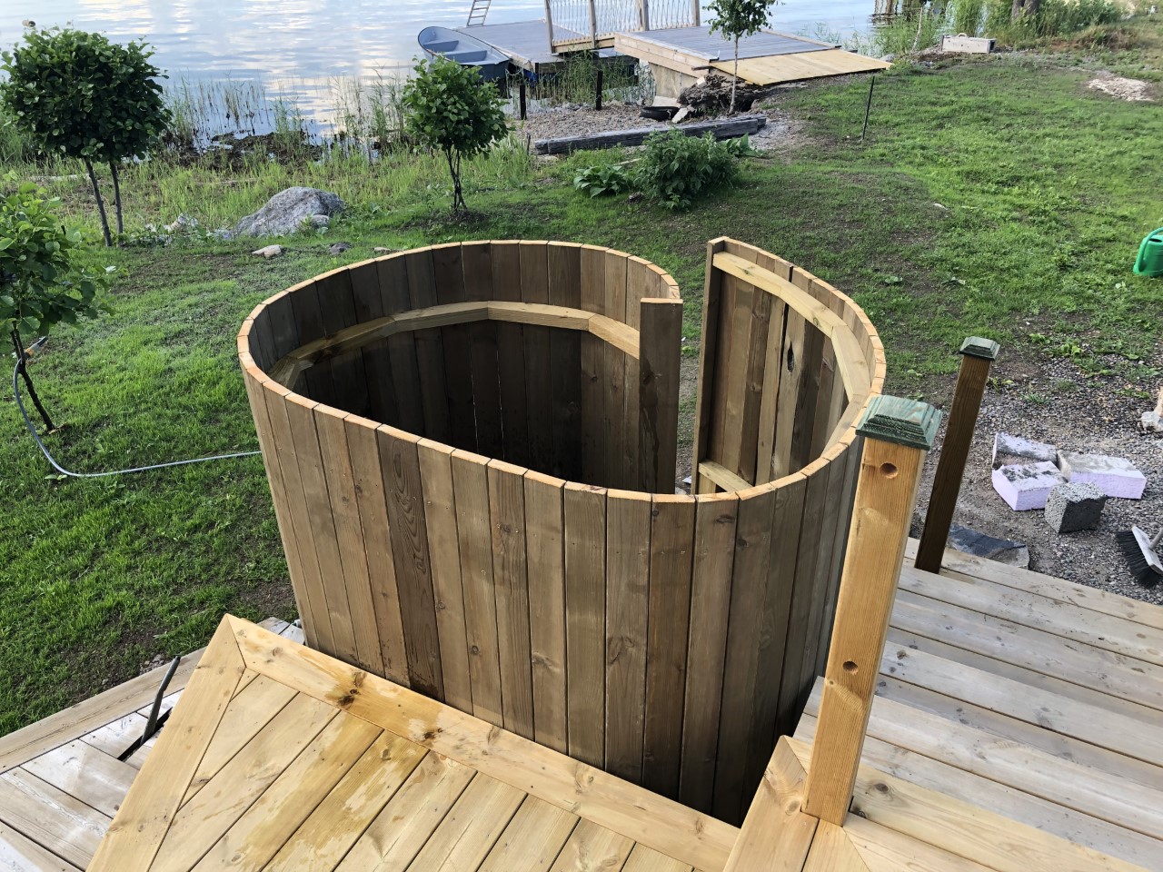 Udendørsbruser formet som muslingeskal