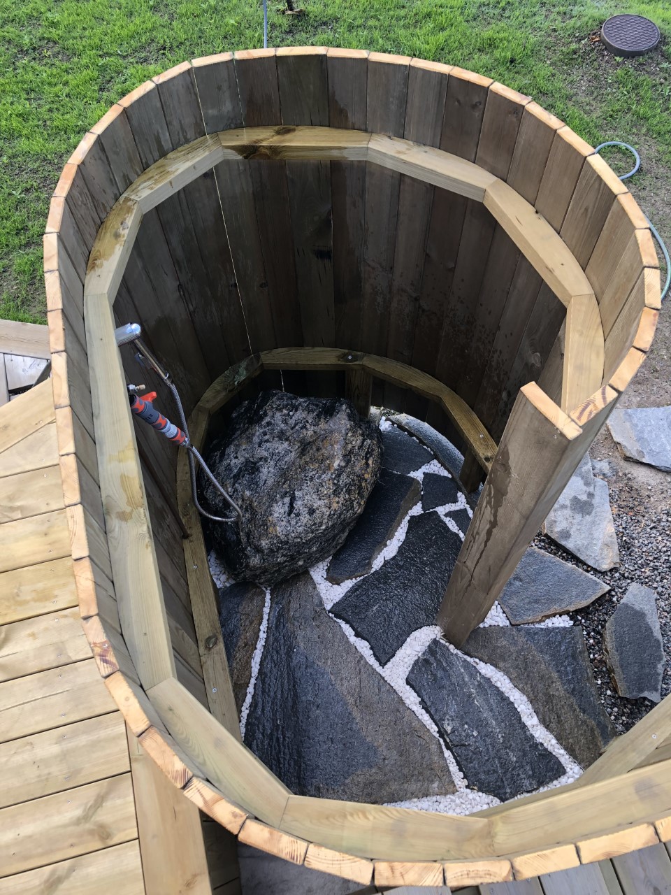 Udendørsbruser formet som muslingeskal