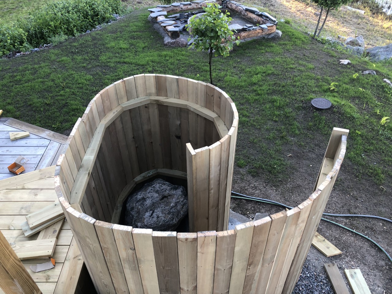 Udendørsbruser formet som muslingeskal