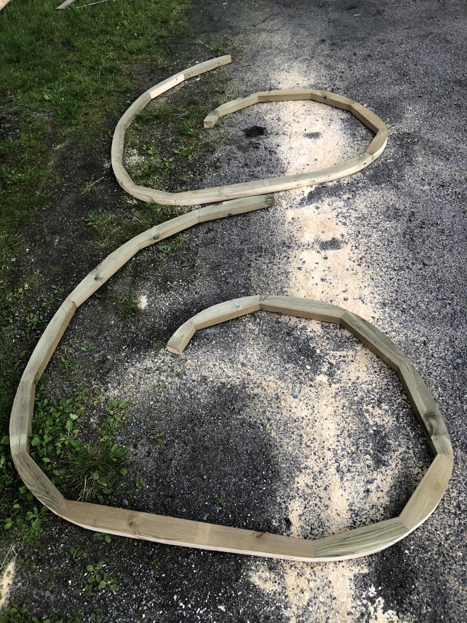 Udendørsbruser formet som muslingeskal