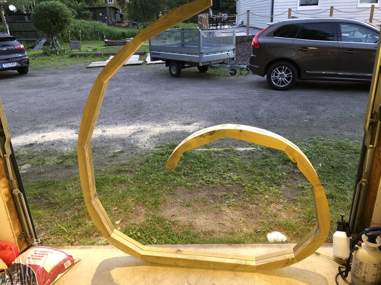 Udendørsbruser formet som muslingeskal