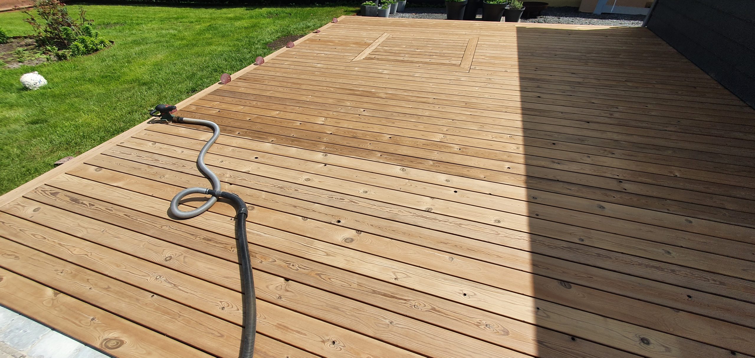 Træterrasse med bålsted og læhegn