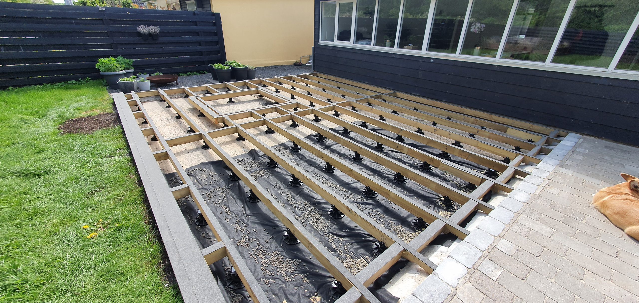 Træterrasse med bålsted og læhegn