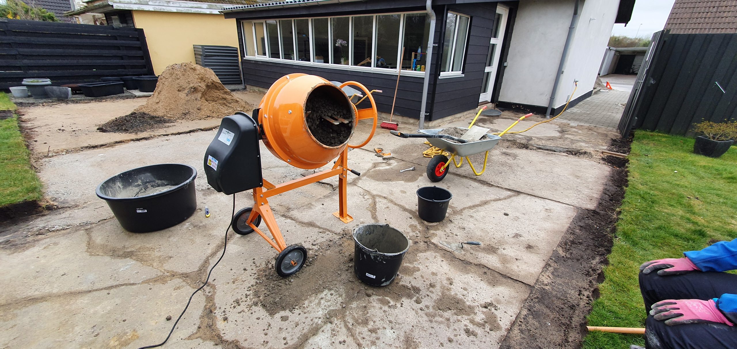 Træterrasse med bålsted og læhegn