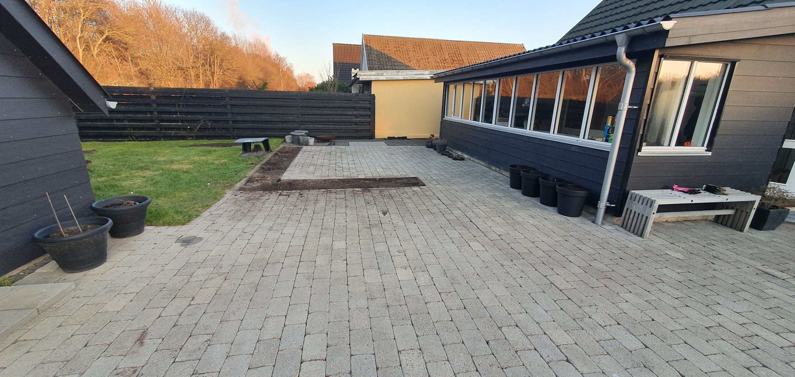 Træterrasse med bålsted og læhegn