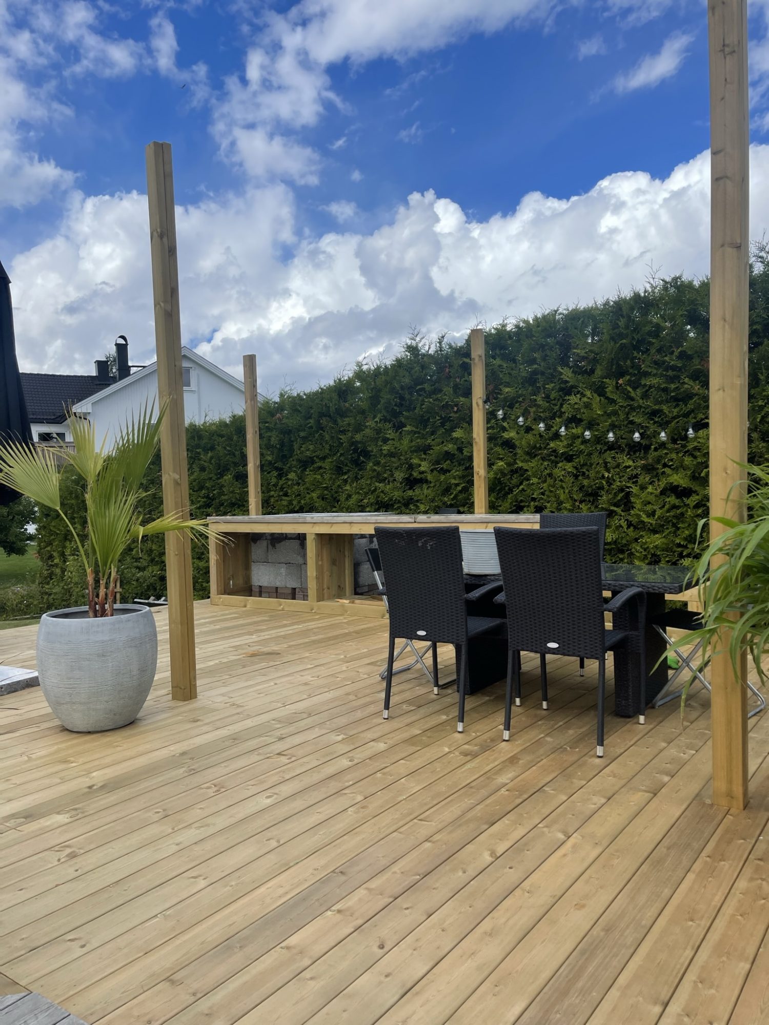 Overdækket træterrasse med udekøkken og pizzaovn