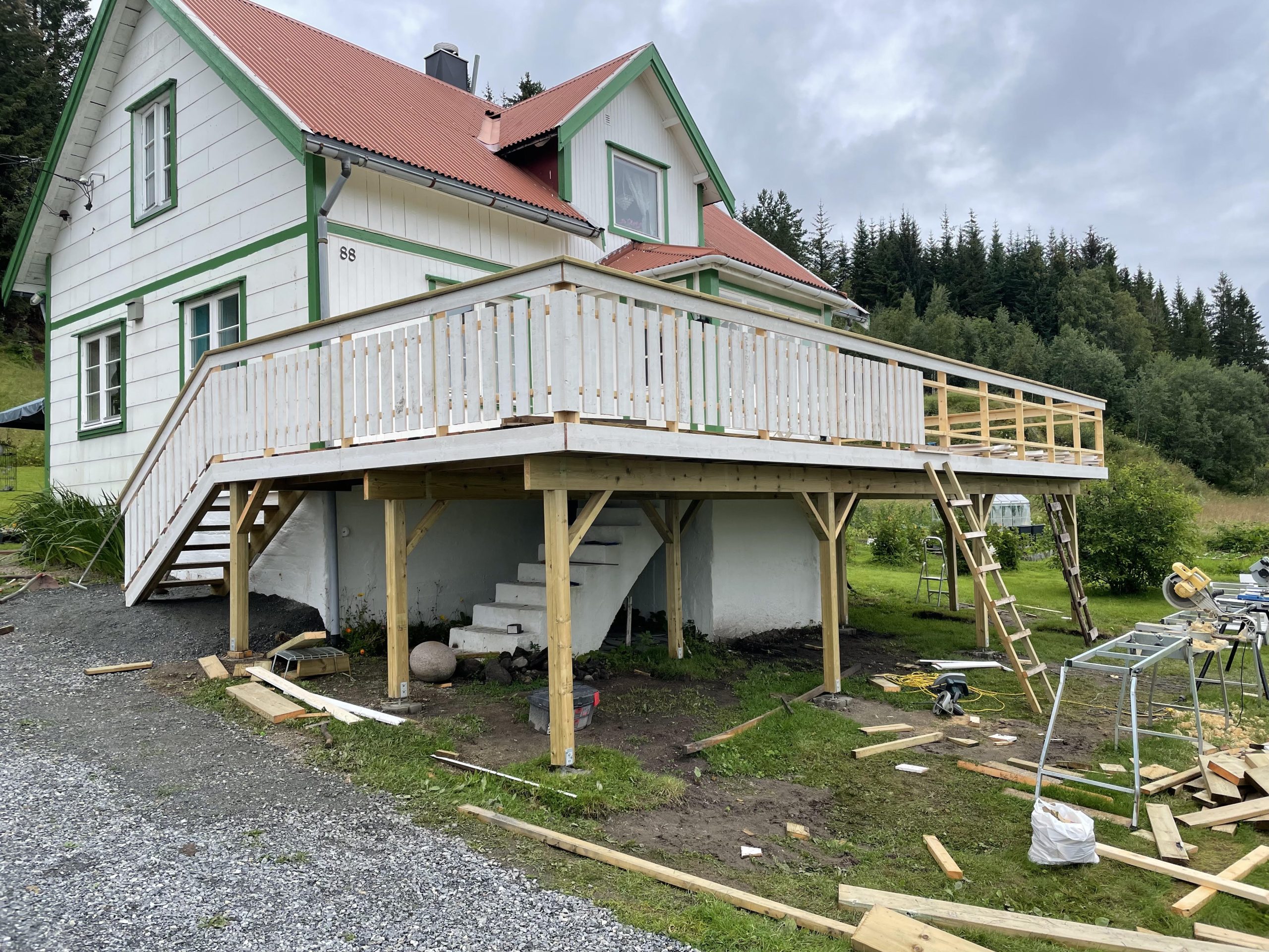 Puuterassi talon eteen