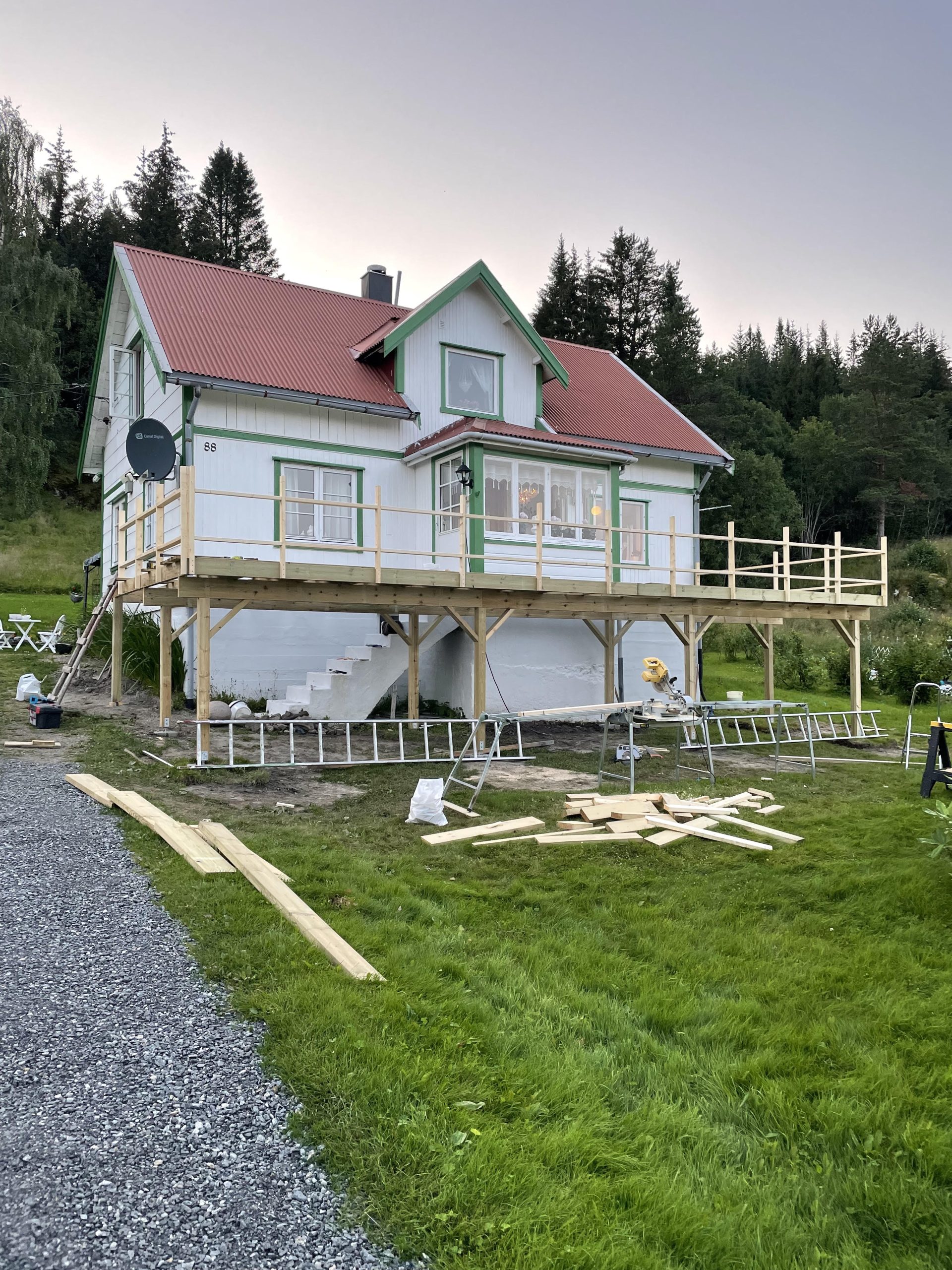 Puuterassi talon eteen