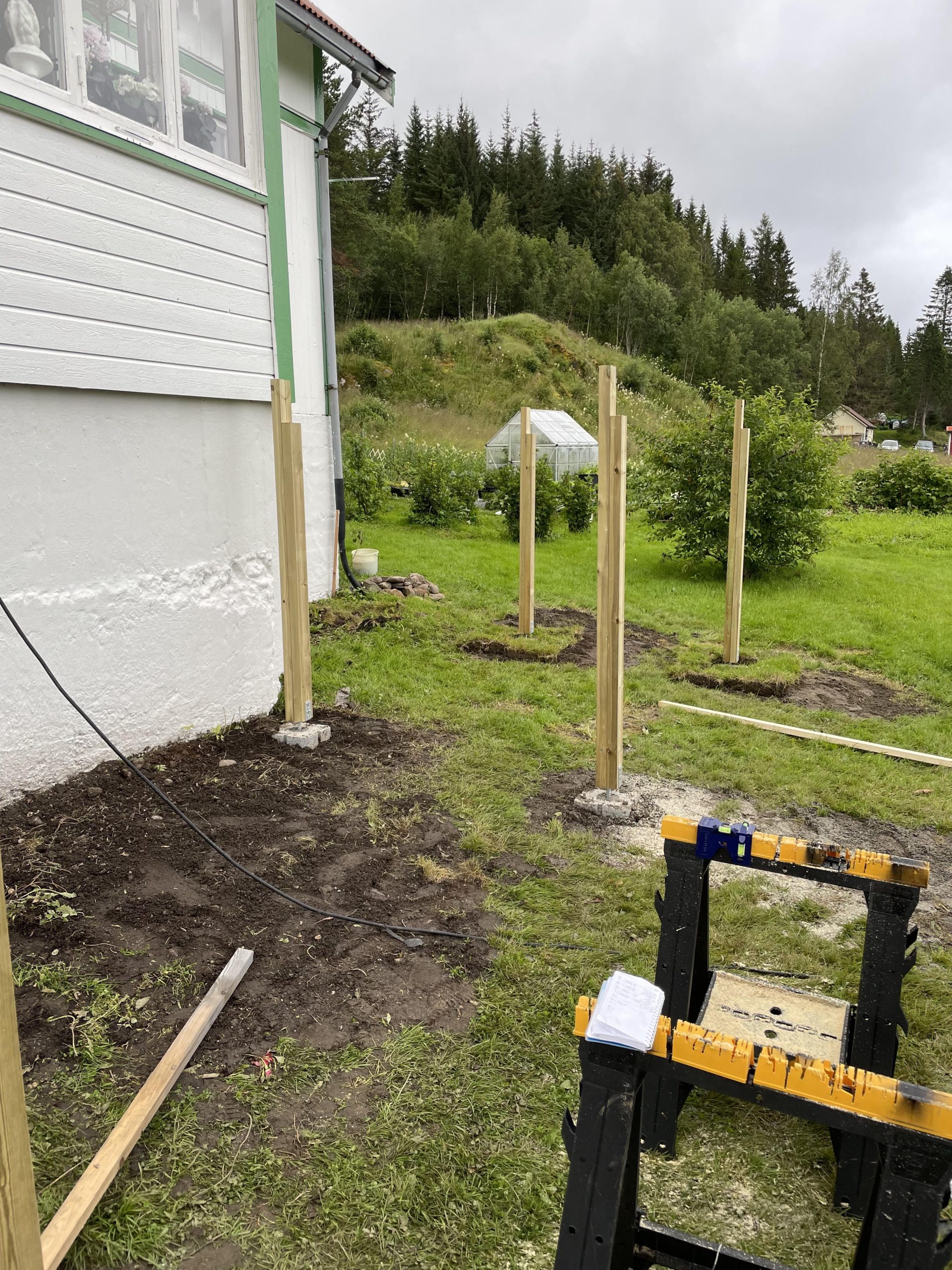 Puuterassi talon eteen