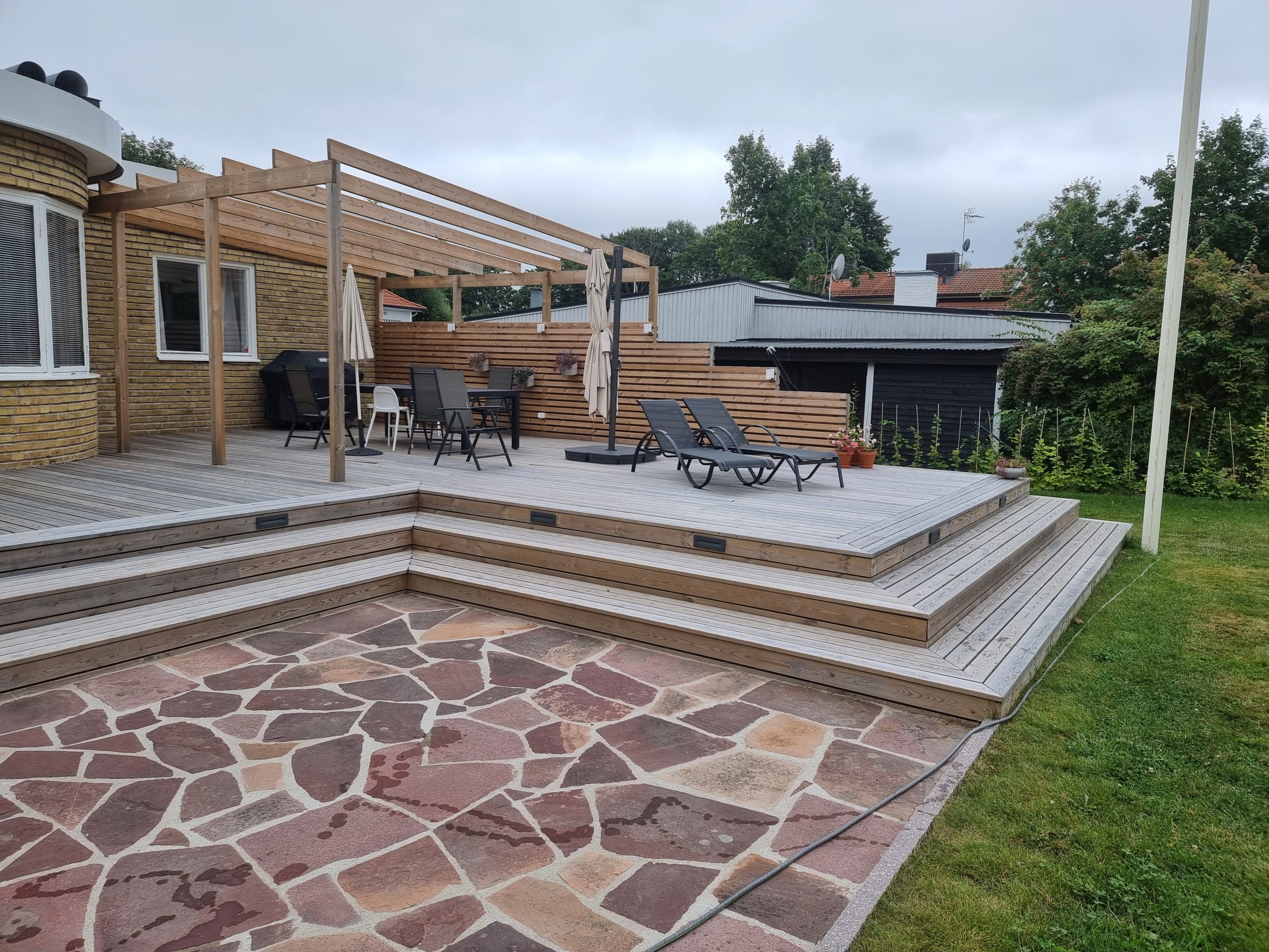 Träterrass med belysning i trappan