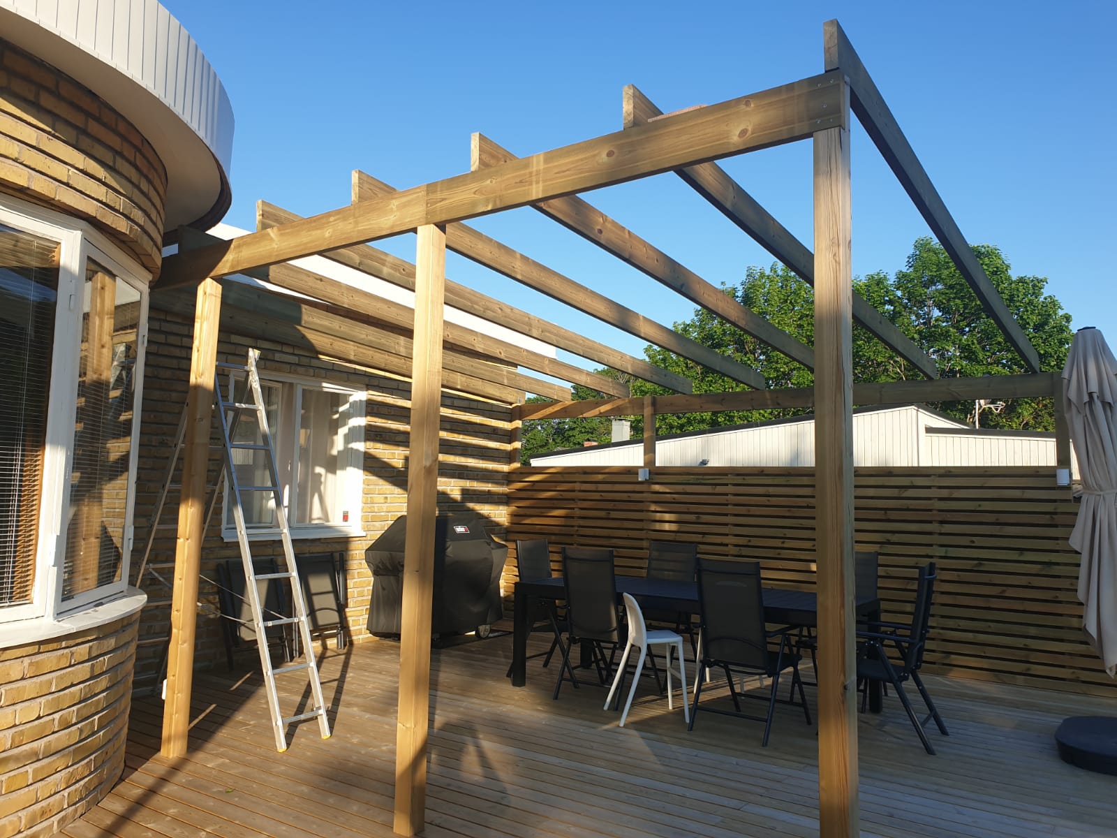 Träterrass med belysning i trappan