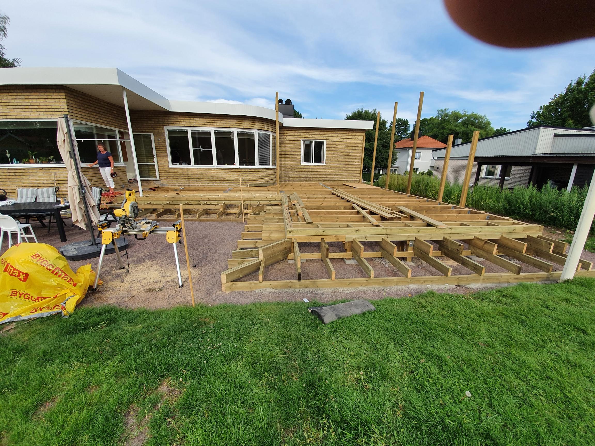 Träterrass med belysning i trappan