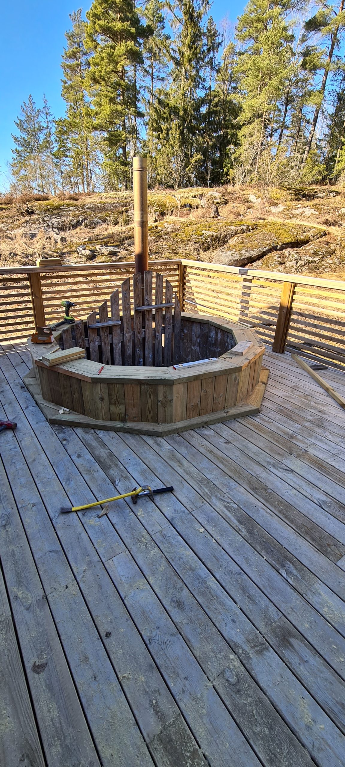 Vedfyrt badestamp i terrassen