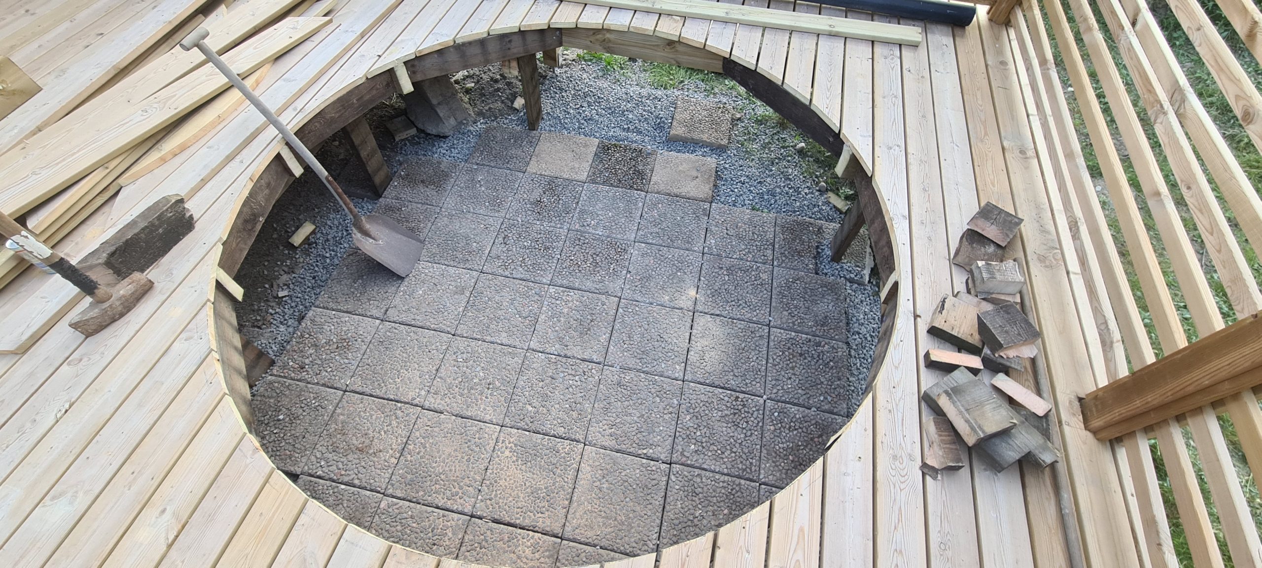 Vedfyrt badestamp i terrassen