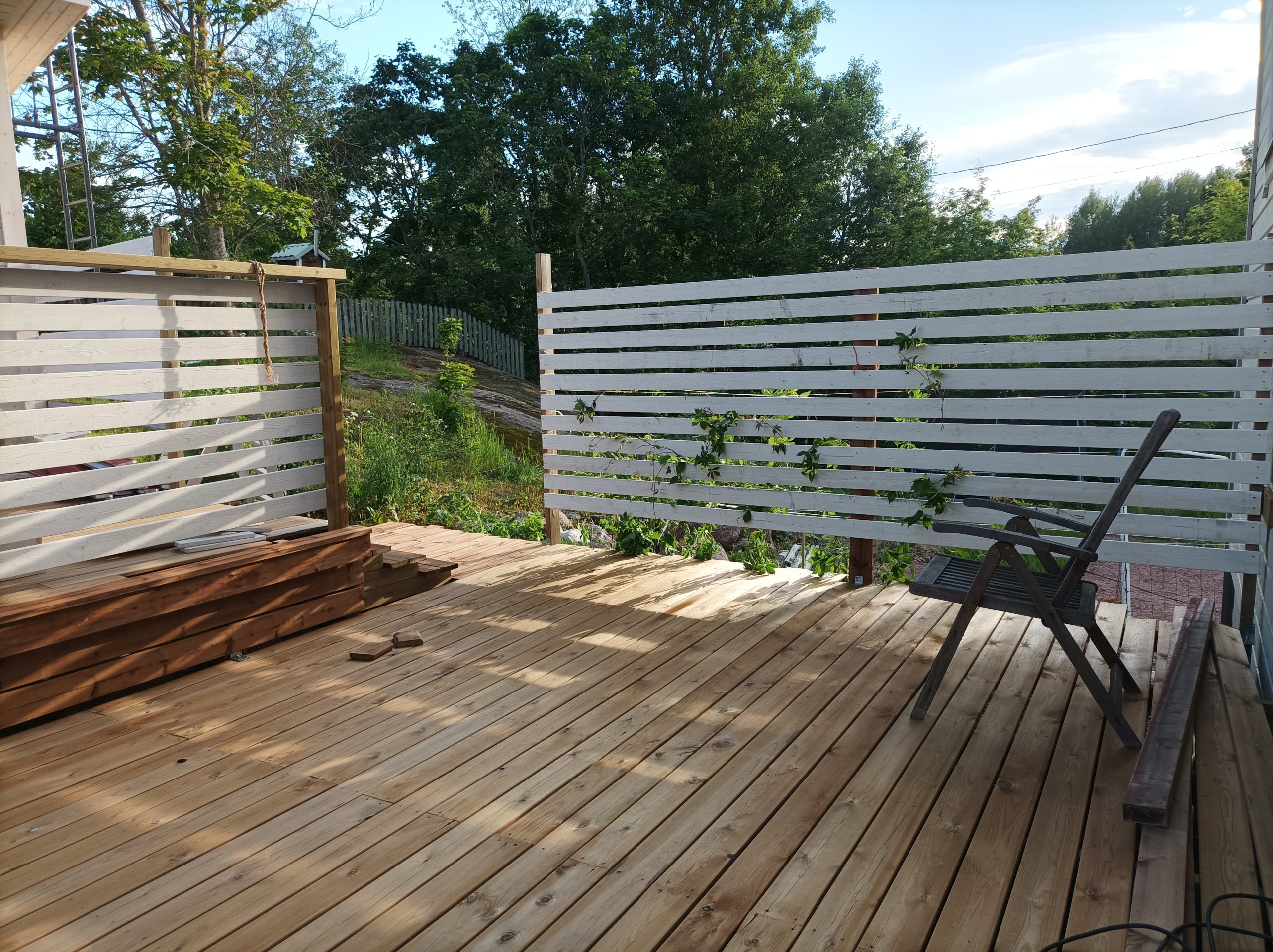 Træterrasse i forlængelse af havesaunaen